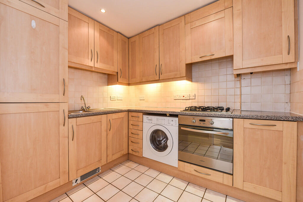 Apartment in Winchester, Hampshire - More