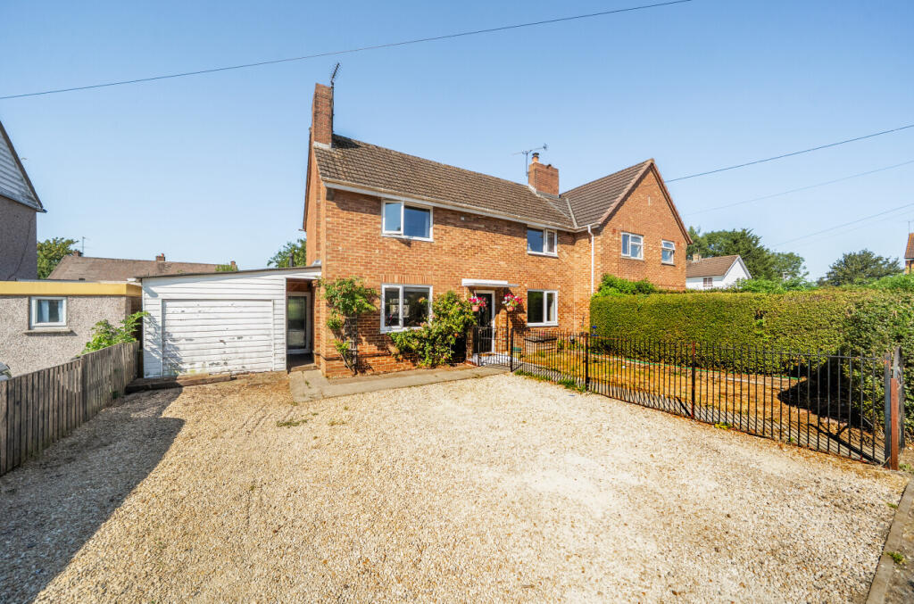 3-bed semi-detached on Meadowcroft, Stratton St Margaret, Swindon, SN2, £280,000