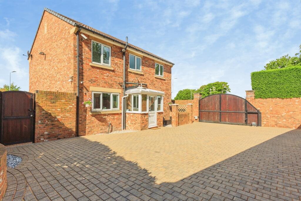 House in Wakefield, Crofton - View 4
