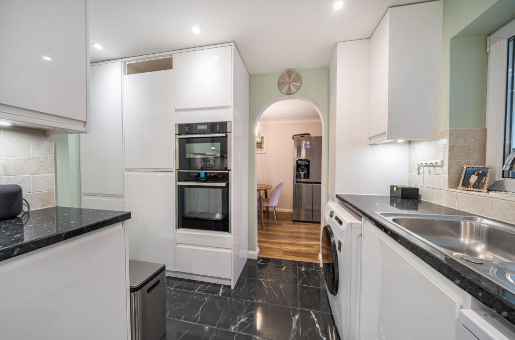 Hazel Avenue, Farnborough, Hampshire, GU14 photo 4