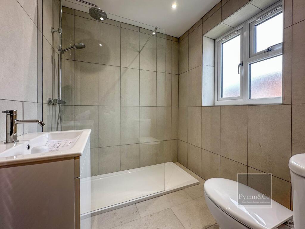 Stylish Brand New Two Bedroom Bungalow in Cromer photo 3