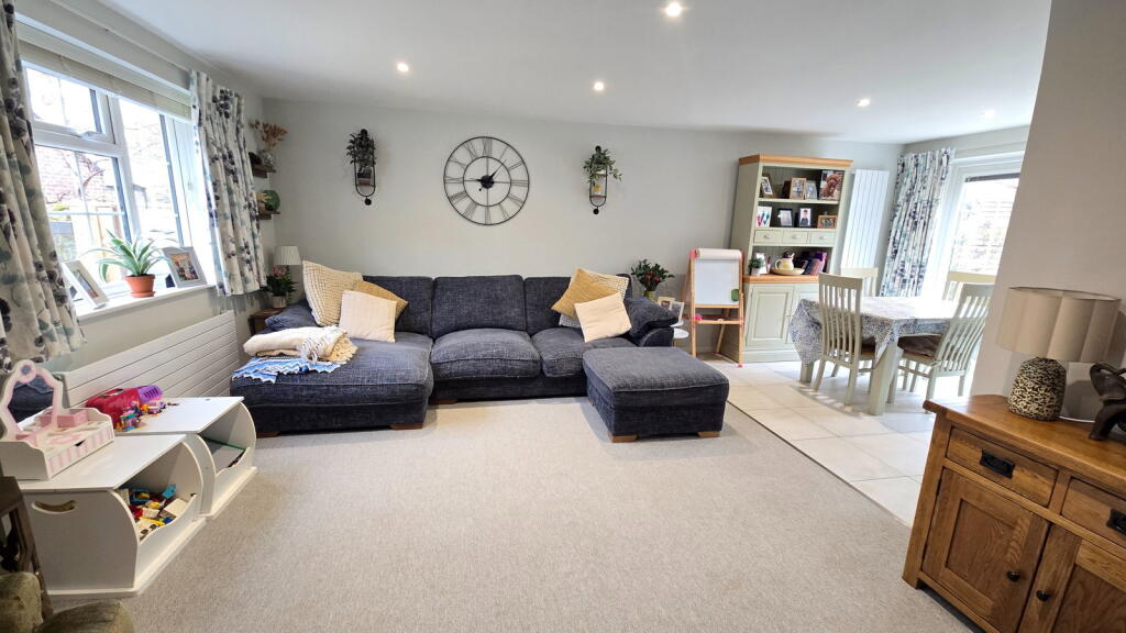 Harwood Rise, Woolton Hill, Newbury, RG20 9XW photo 3