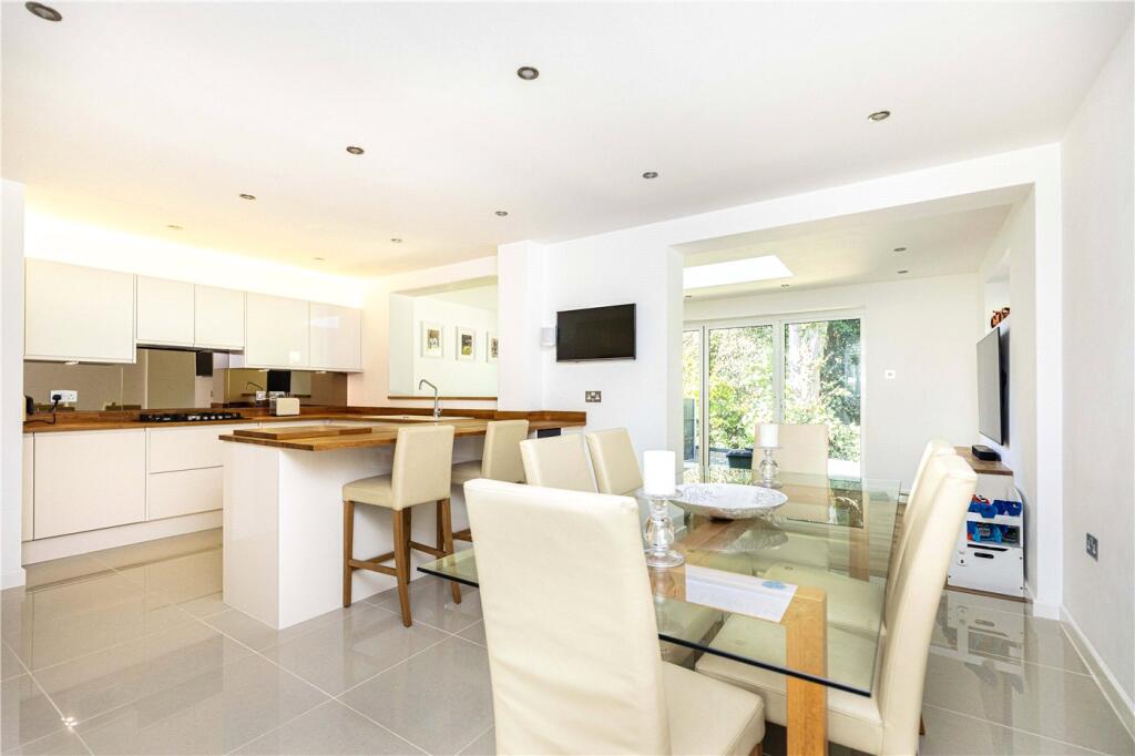 St. Georges Close, Highcliffe, Dorset, BH23 photo 4