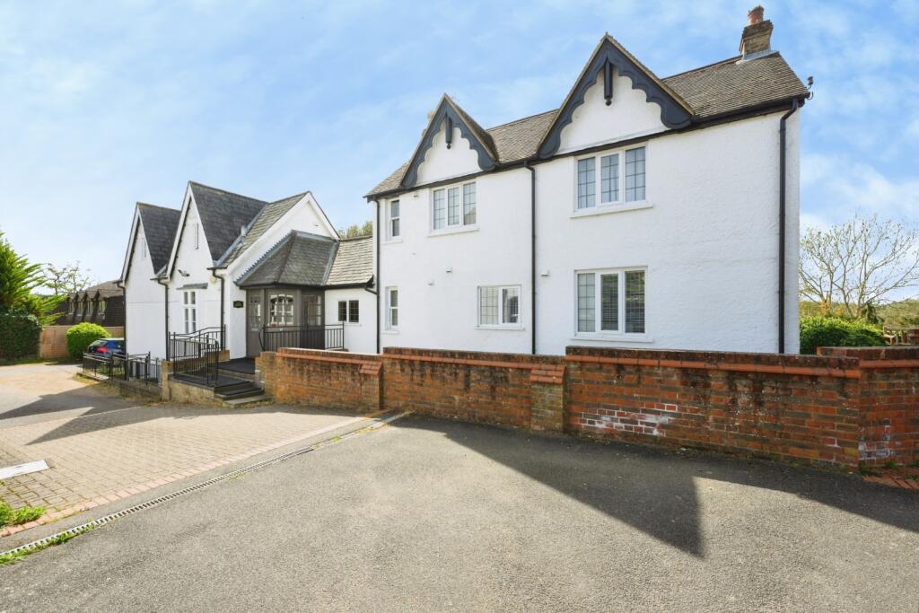 Apartment in Mole Valley, Leatherhead - View 4