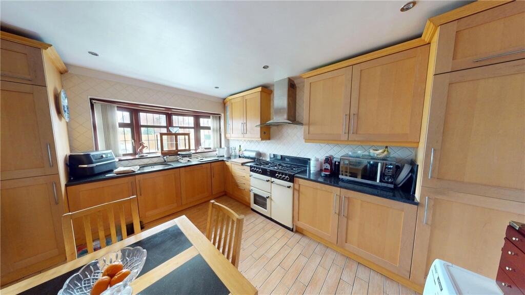 House in Southend-on-Sea - More
