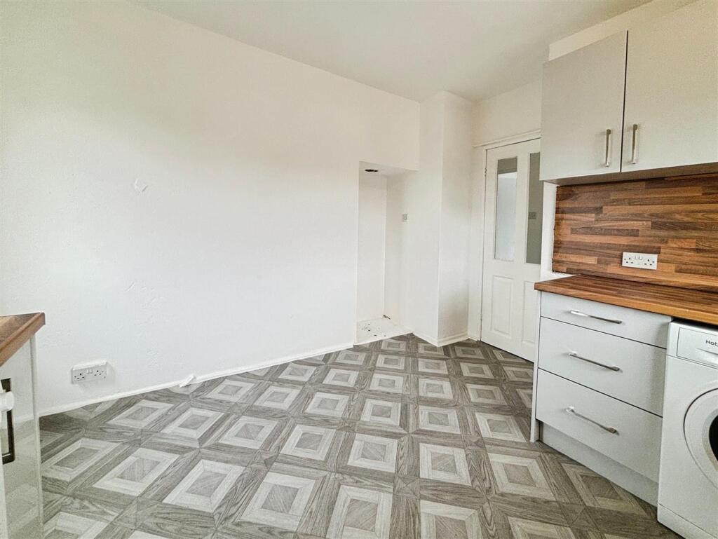 Apartment in Bradford, Holmewood - View 4