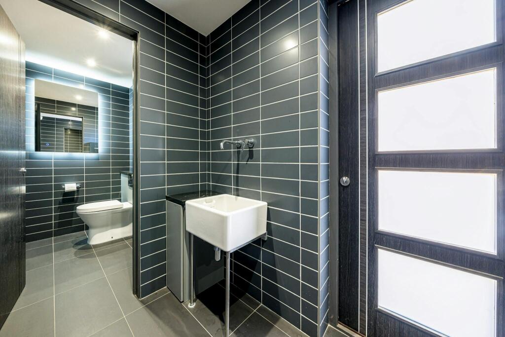 Studio 24, 87 Crampton Street WCs.jpg