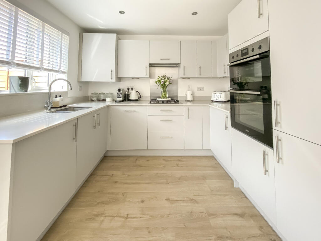 Rochester Avenue, Sawbridgeworth, Hertfordshire, CM21 photo 4