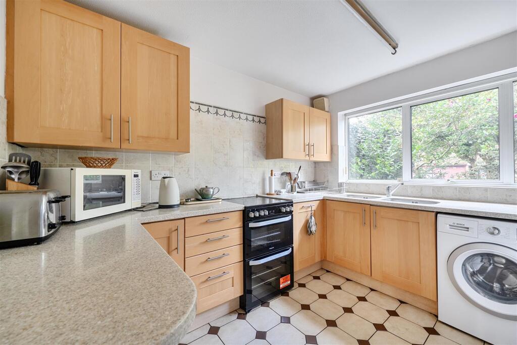 The Paddock, Crowthorne, Berkshire, RG45 6HS photo 4