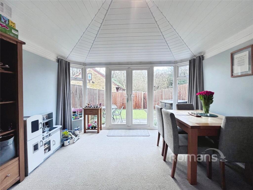 Lyndsey Close, Farnborough, Hampshire photo 4
