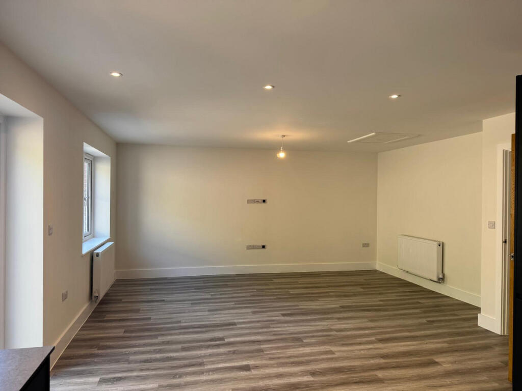 Broadweavers Close, Wincanton, BA9 - View 4