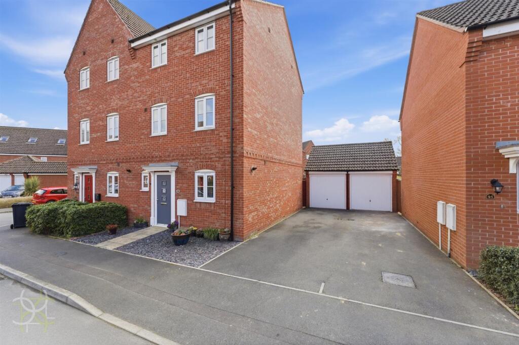 4-bed semi-detached on Robins Corner, Evesham, £280,000