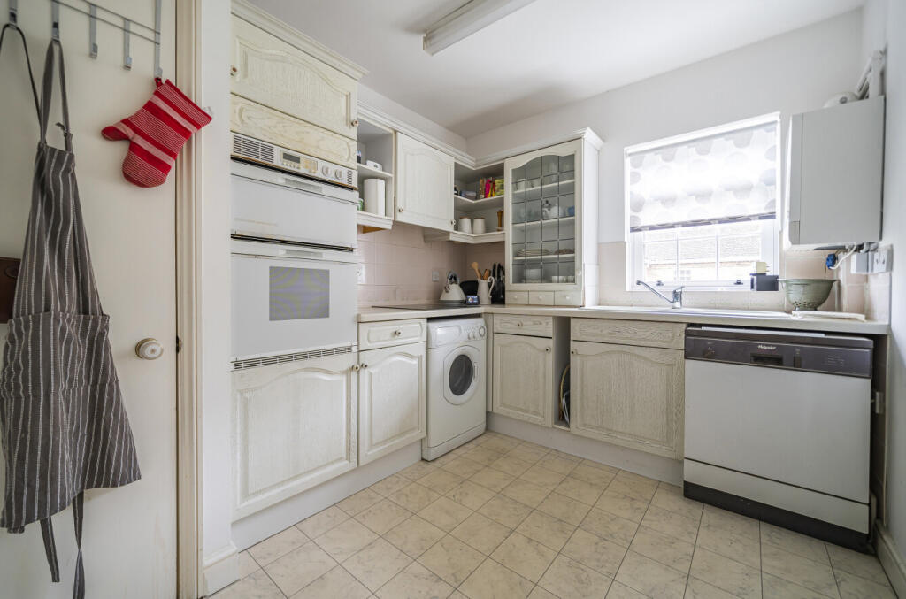 Brockhurst Lodge, Shortheath Road, Farnham, Surrey, GU9 - View 6