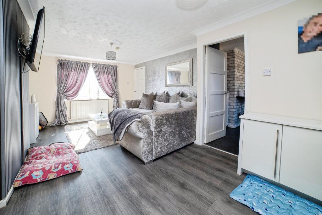 House in Bolsover, Shirebrook - More