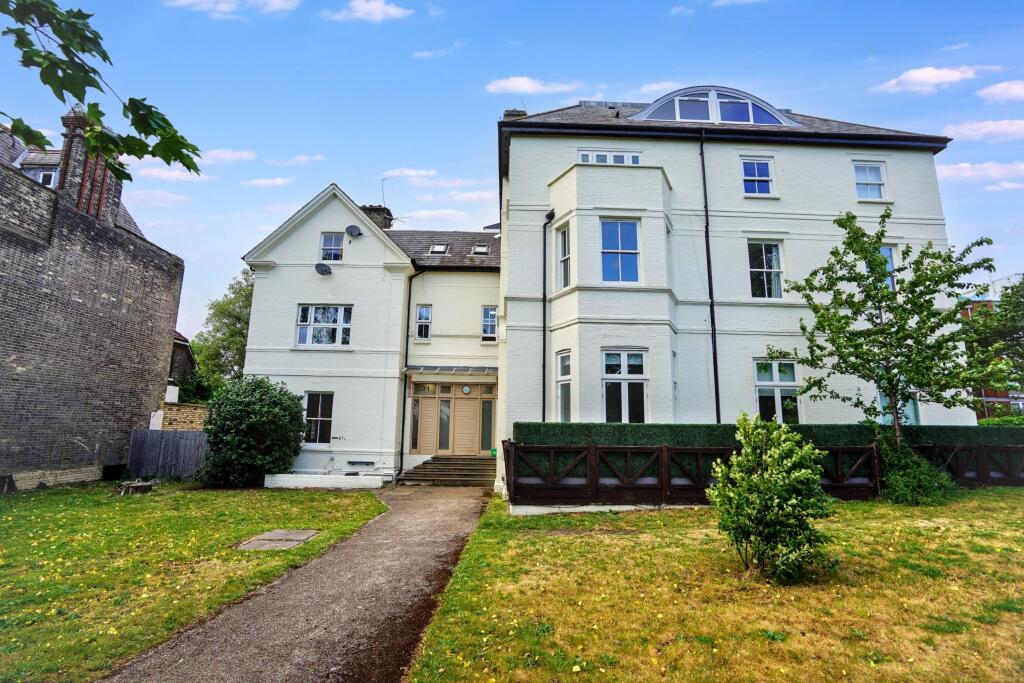 Main image of property: Flat 11, 21 Streatham Common North, Streatham, London, SW16 3HJ