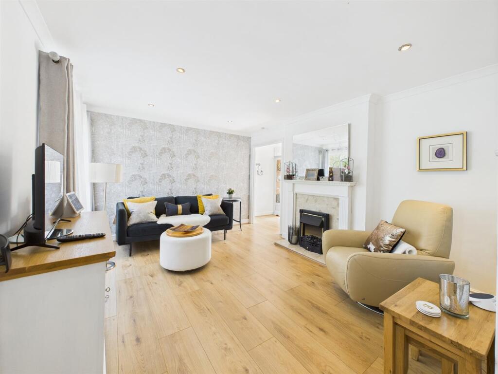Curlew Drive, Tilehurst, Reading photo 3