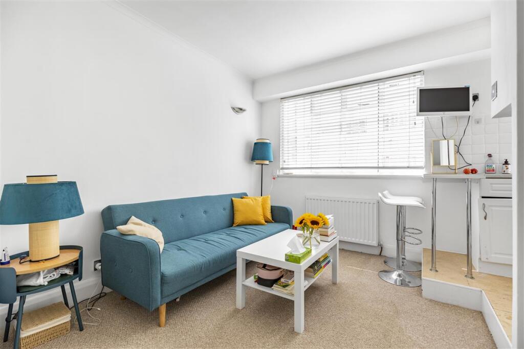 Studio flat on Sloane Avenue Mansions, Sloane Avenue, SW3, £375,000