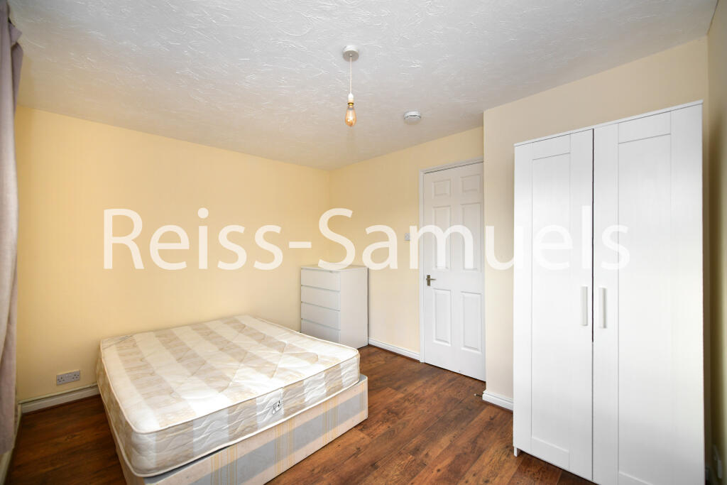 5 bedroom terraced house for rent