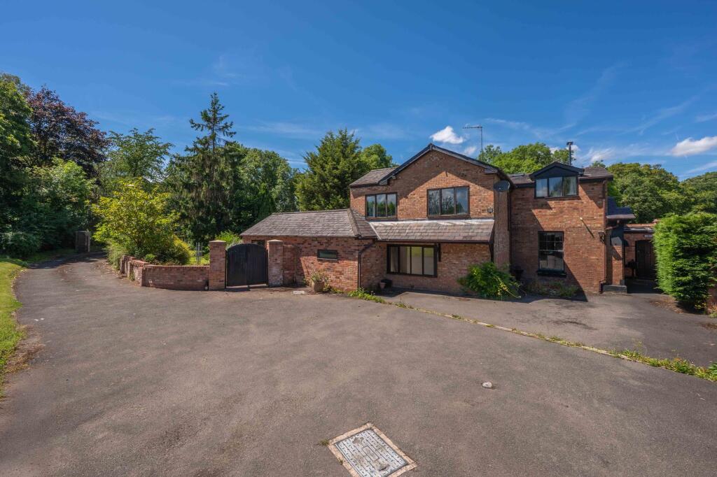 Main image of property: Warwick Road, Stratford-Upon-Avon, CV37
