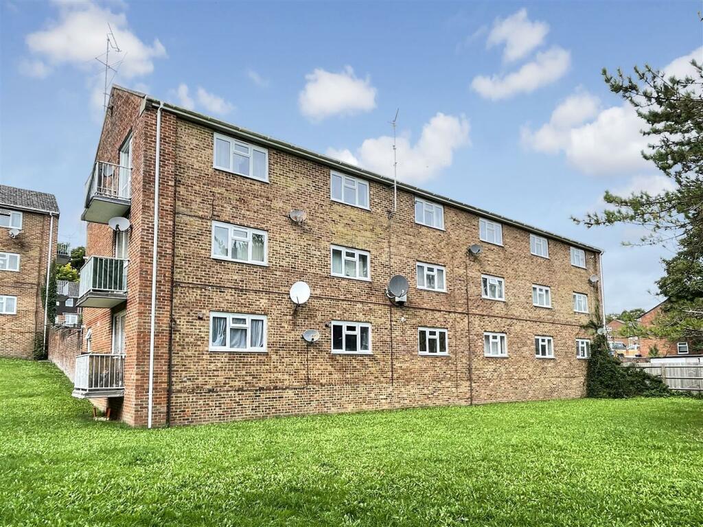 2-bed flat on Hazel Close, Salisbury, £159,950