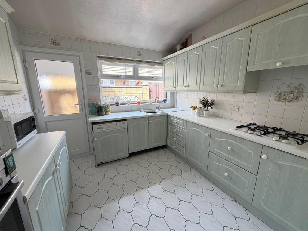 House in Southend-on-Sea - More