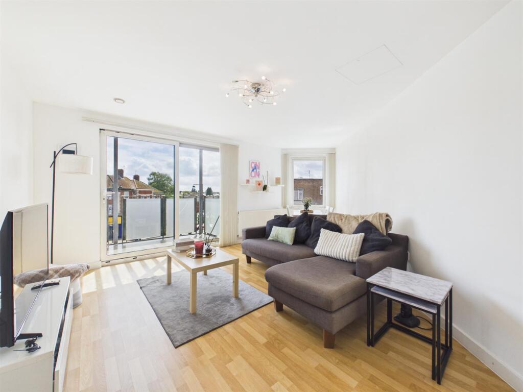 Apartment in London, London Borough of Hillingdon - View 2