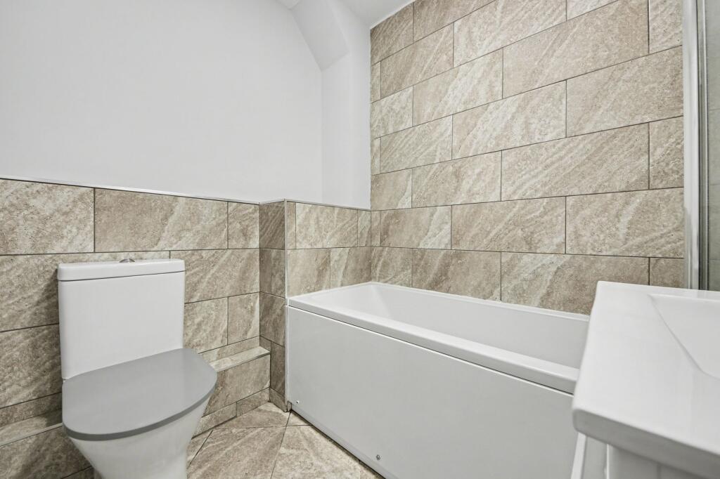 96 Midanbury Lane, Bitterne, SO18 photo 4