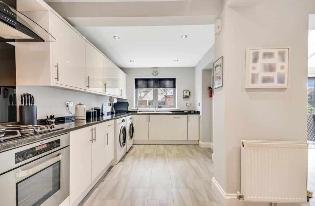 House in Basildon, Kingsman's Farm, Billericay - View 5