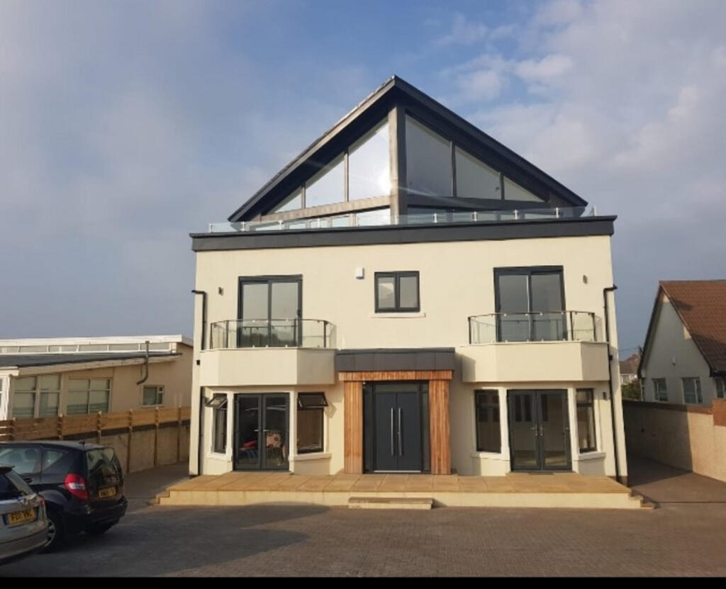 2-bed flat on Flat 2, 94 North Promenade, Lytham St Annes FY8 2QP, £265,000
