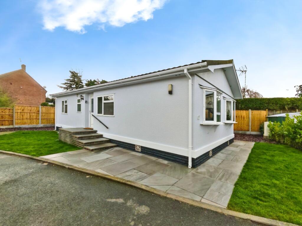 2-bed caravan on Coggeshall Road, Braintree, Essex, CM7, £225,000