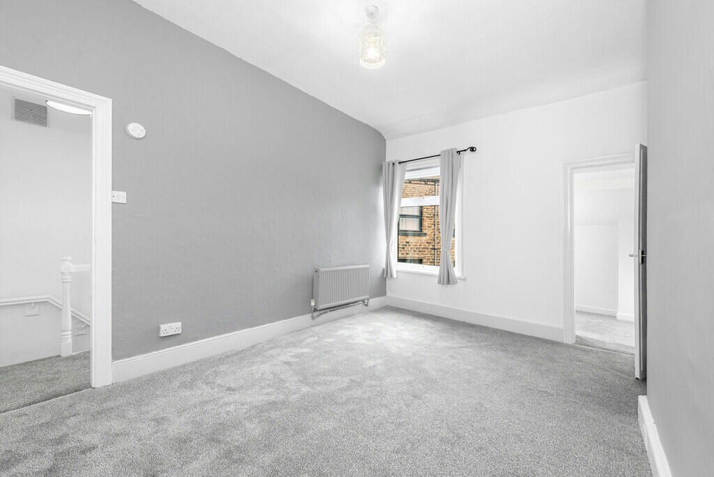 House in Huddersfield - View 4
