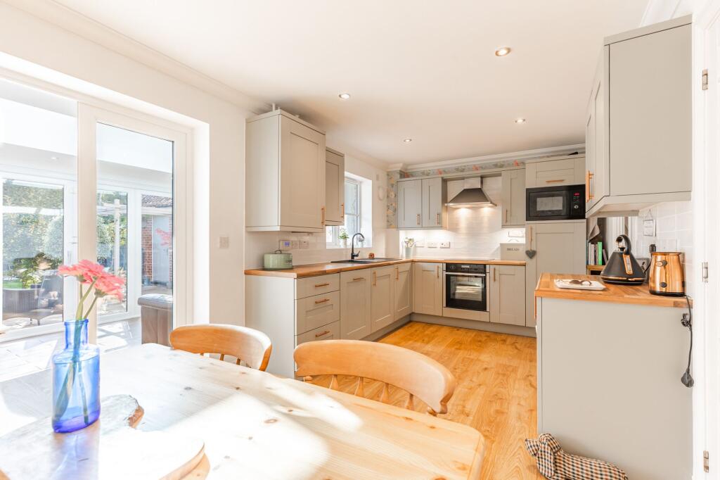 Spacious Family Property with Orangery, Ideally Located in Holt photo 2