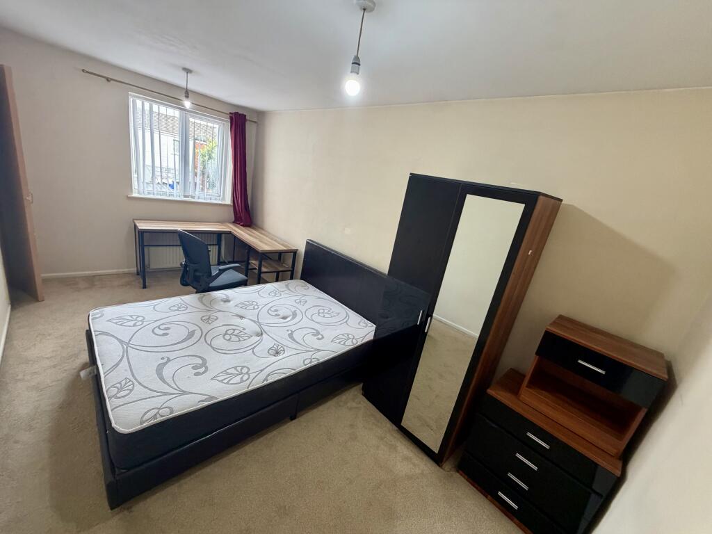 3 bedroom semi-detached house for rent