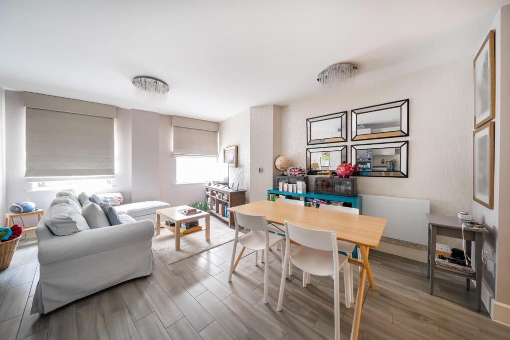 Apartment in Windsor - View 5
