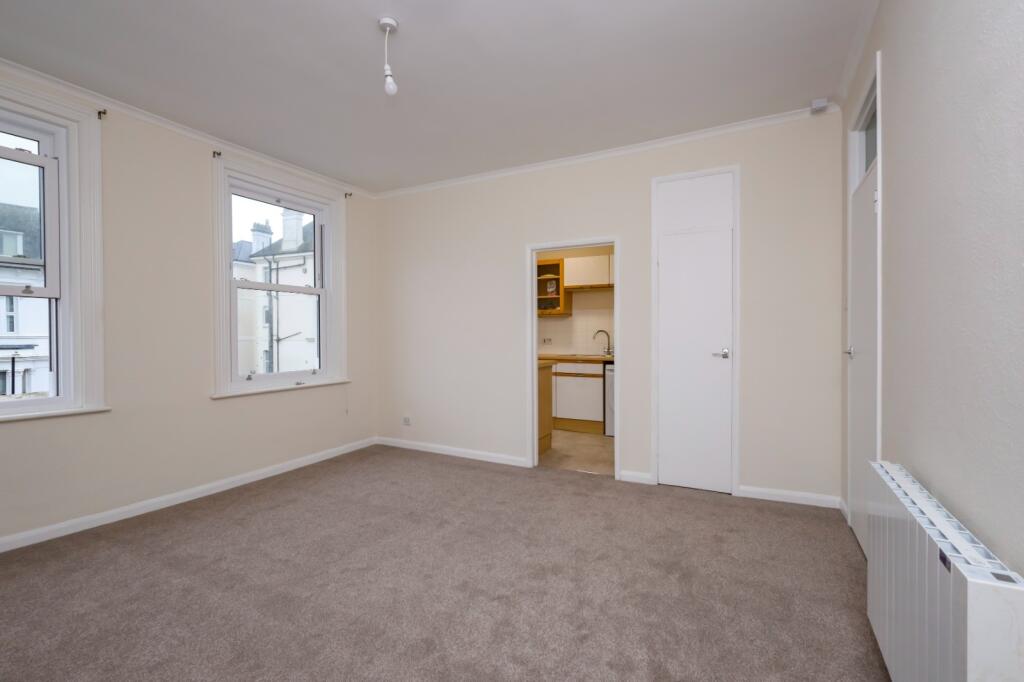 Apartment in Eastbourne, East Sussex - View 3