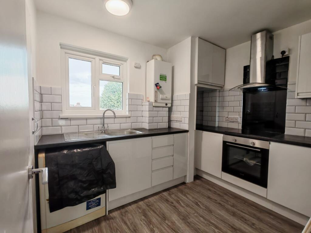 Apartment in Croydon - View 3