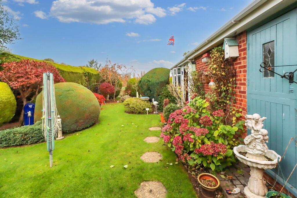 Beauchamps Drive, Wickford photo 3