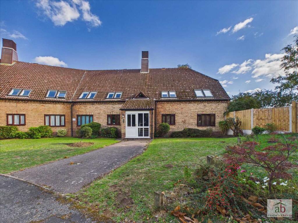 2-bed flat on Lancaster Drive, Martlesham Heath, £220,000
