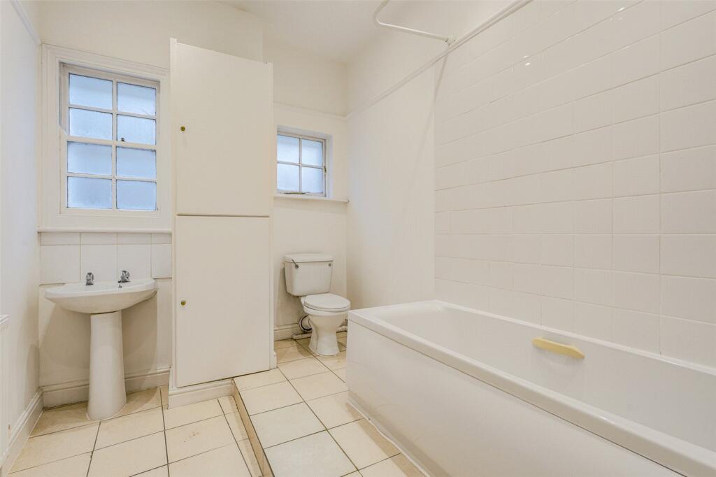 Apartment in Worthing, West Sussex - More