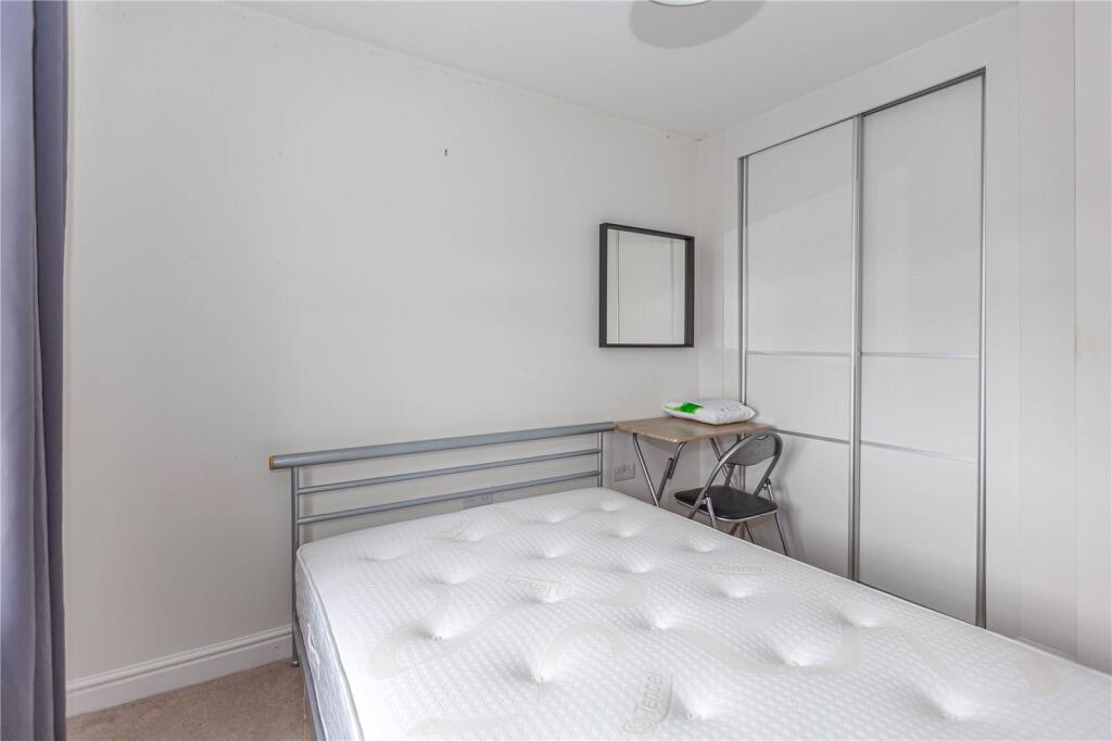 6 bedroom semi-detached house for rent