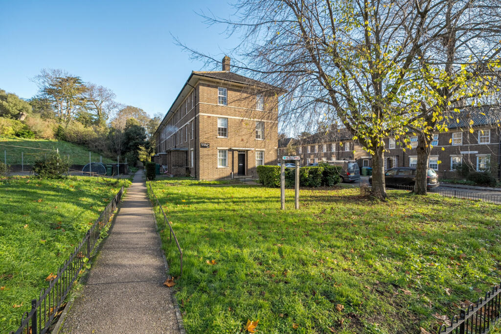 2-bed apartment on Fulthorp Road, London, £499,995