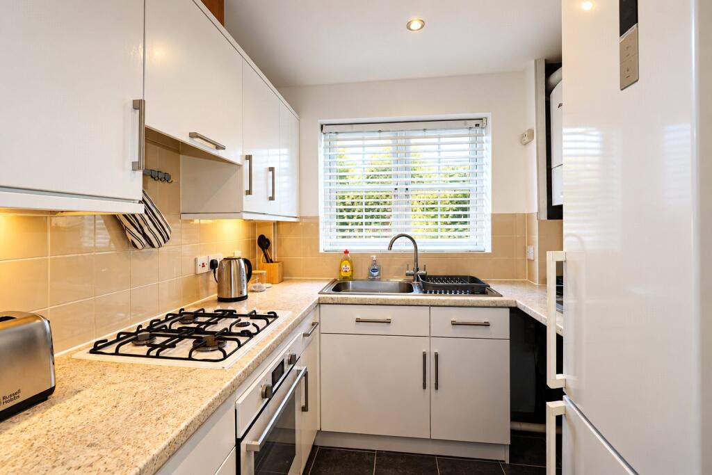 Apartment in Woking, Surrey - View 4