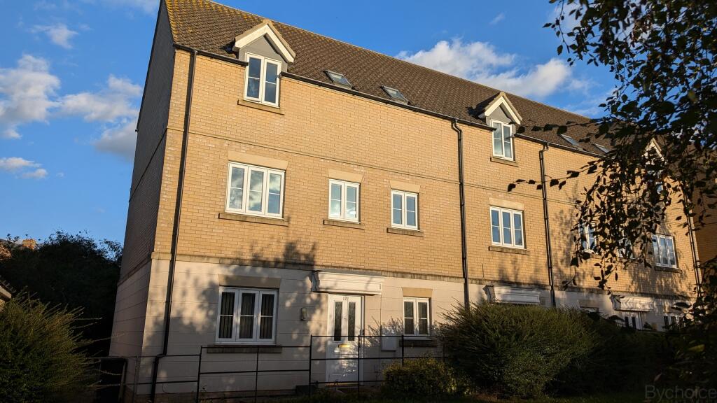 2-bed flat on Morley Drive, Ely, Cambridgeshire, £52,500