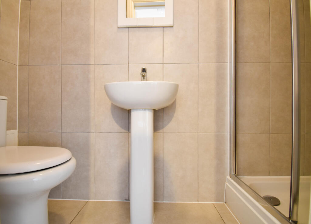 6 bedroom detached house for rent