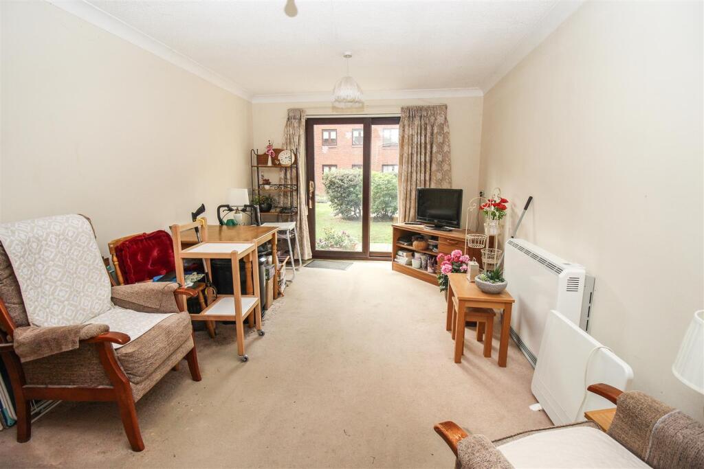 Imperial Avenue, Westcliff-On-Sea photo 2