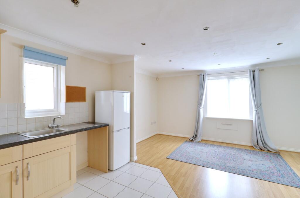 Capstan Drive, Rainham, RM13 photo 4