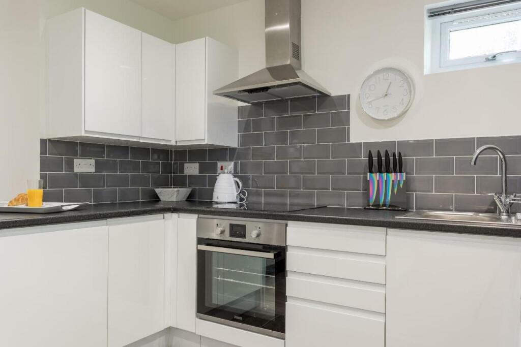 Main image of property: Spire View 123, SO15