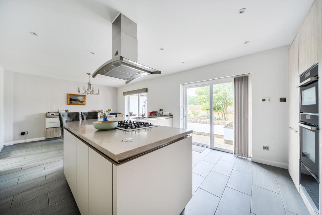 House in Horsham, West Chiltington - More