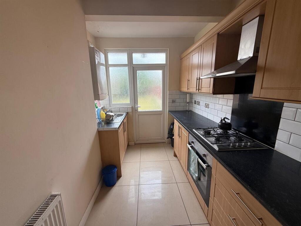 Burns Avenue, Southall photo 4