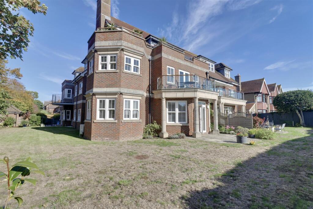 2-bed flat on Monckton Road, Alverstoke, Gosport, £375,000